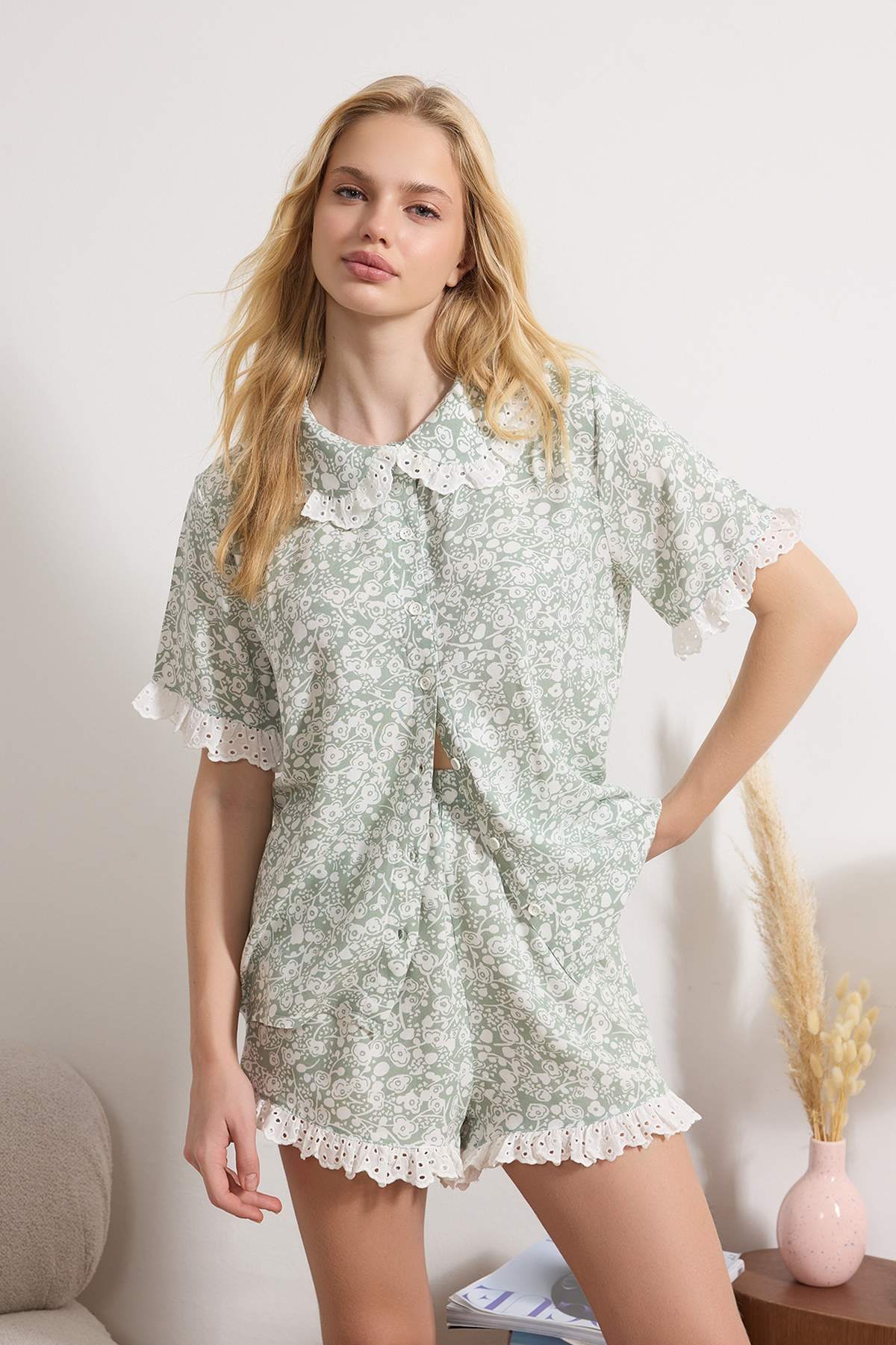 Trendyolmilla  Yeşil-Çok Renkli Çiçekli Brode Detaylı Viskon Dokuma Pijama Takımı THMSS26PT00071 - Görsel 3