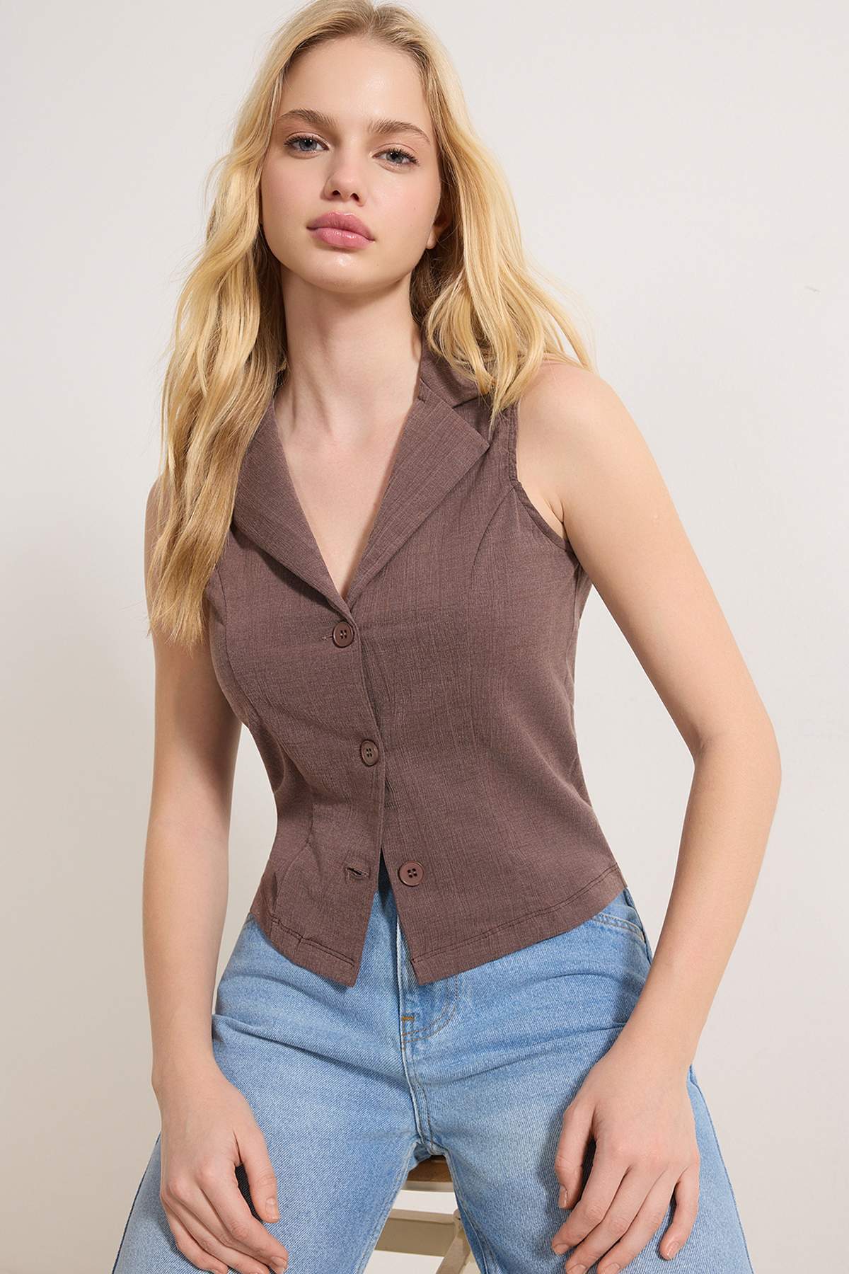 Trendyolmilla  Açık Kahverengi Fitted/Vücuda Oturan Gömlek Yaka Düğmeli Kolsuz Jakarlı Örme Bluz TWOSS26BZ00182 - Görsel 2