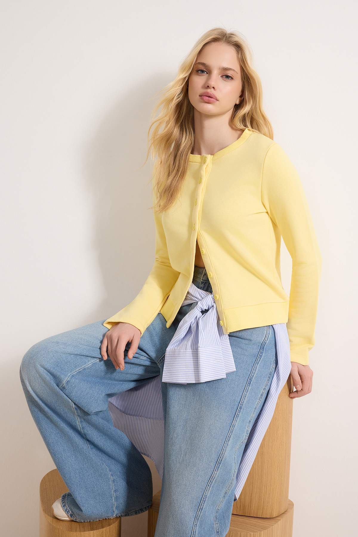 Trendyolmilla  Teen Açık Sarı Düğmeli Regular/Normal Kalıp Örme Sweatshirt TWOAW26SW00162 - Görsel 2