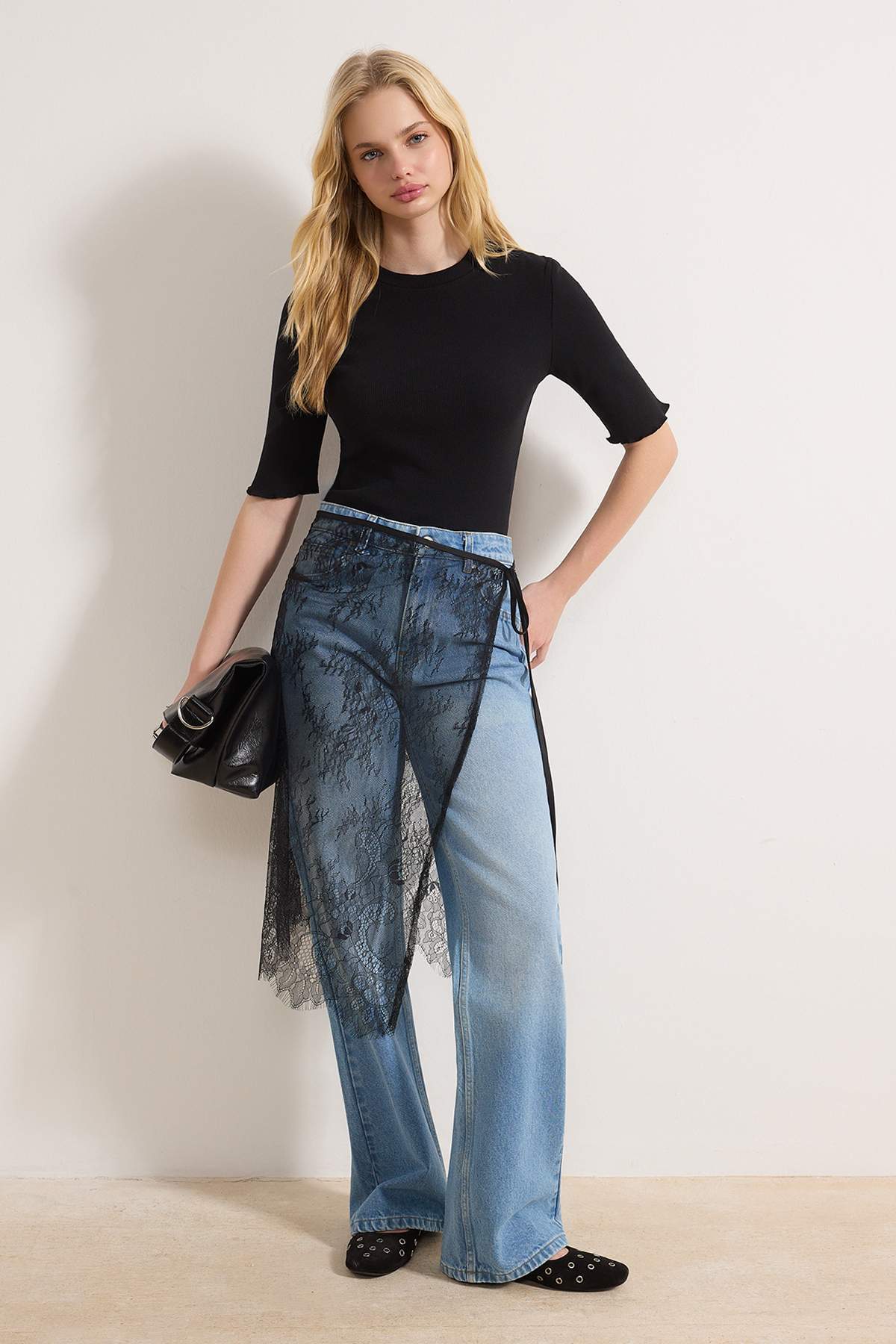 Trendyol Collection Černá vypasovaná strečová pletená halenka TWOSS23BZ00025