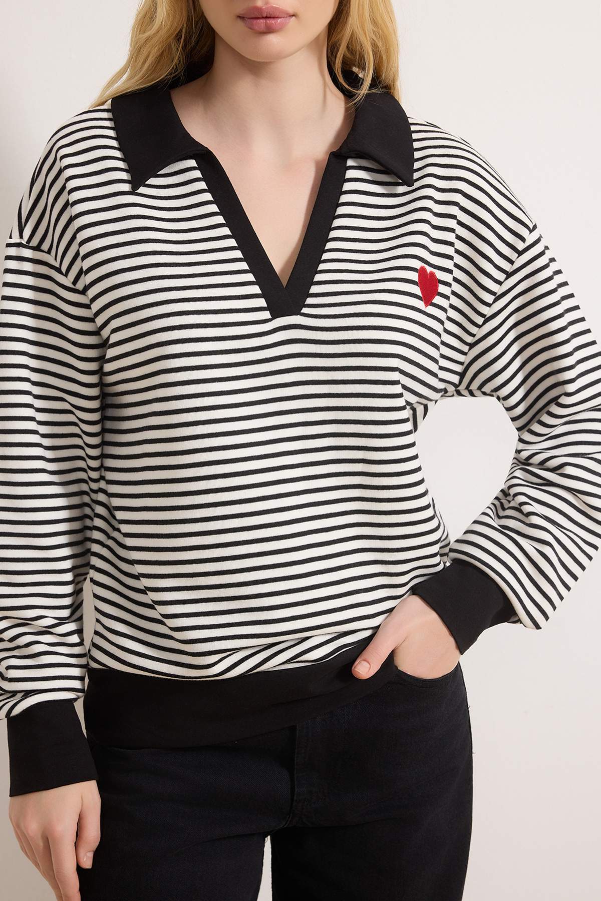 Trendyolmilla  Siyah Çizgili Kalp Nakışlı Regular/Normal Kalıp Örme Sweatshirt TWOAW26SW00003 - Görsel 3