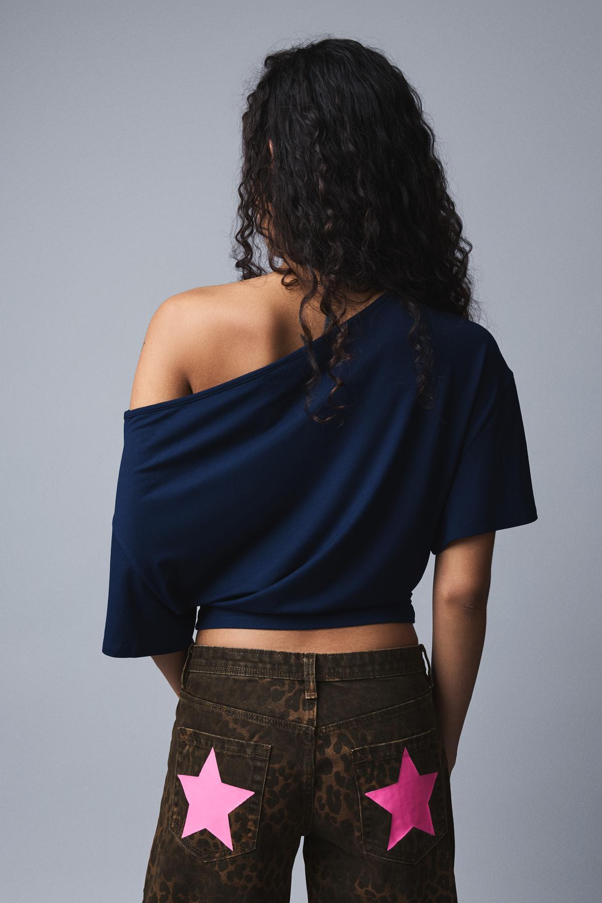 Bershka  Asimetrik baskılı kısa kollu tişört - Görsel 3