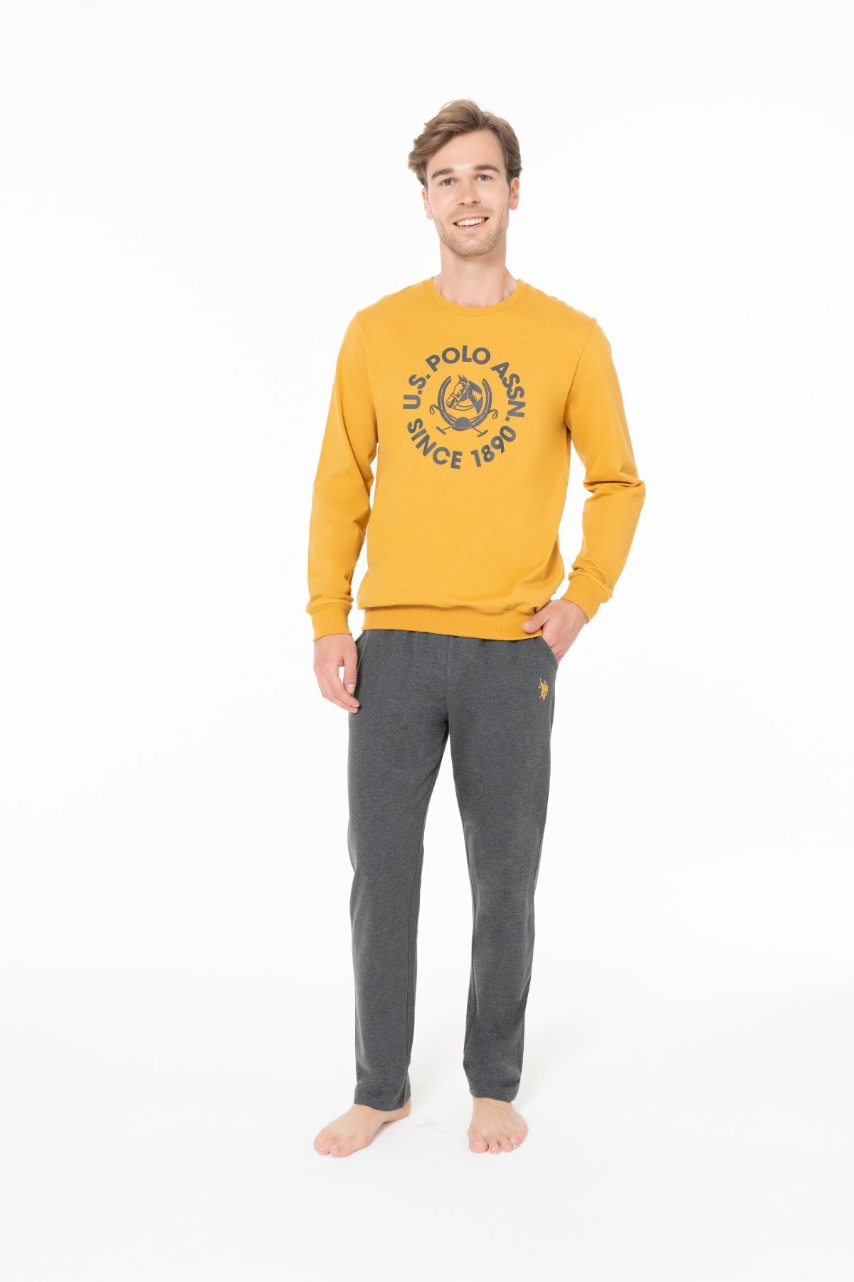 یو اس پولو ست لباس خواب مردانه یقه گرد آستین بلند خردلی 18940 - MUSTARD-L