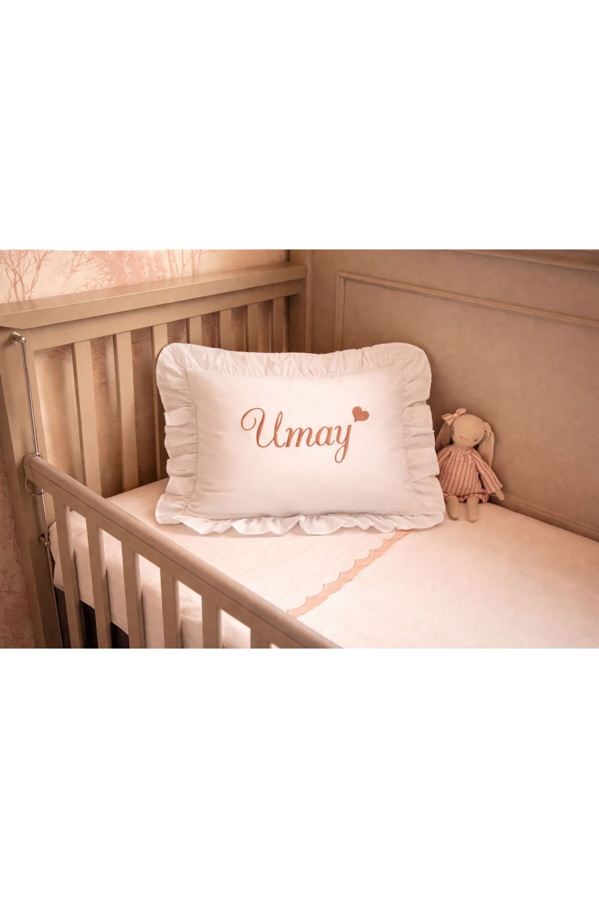 JUNİPERUS Kişiye İsime Özel Nakışlı Fırfır Detaylı Takı ve Bebek Yastığı Yastık Silikonlu fotoğrafı 5 (önizleme)