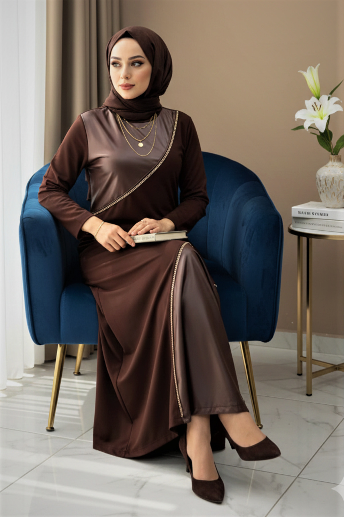 modamira  Kadın Kahverengi Pamuk Viskon Deri ve Zincir Detaylı Şık Davet Tasarım Tarz Boydan Tesettür Elbise - Görsel 4