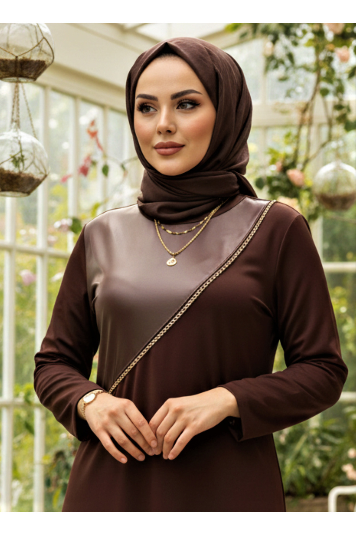 modamira  Kadın Kahverengi Pamuk Viskon Deri ve Zincir Detaylı Şık Davet Tasarım Tarz Boydan Tesettür Elbise - Görsel 3