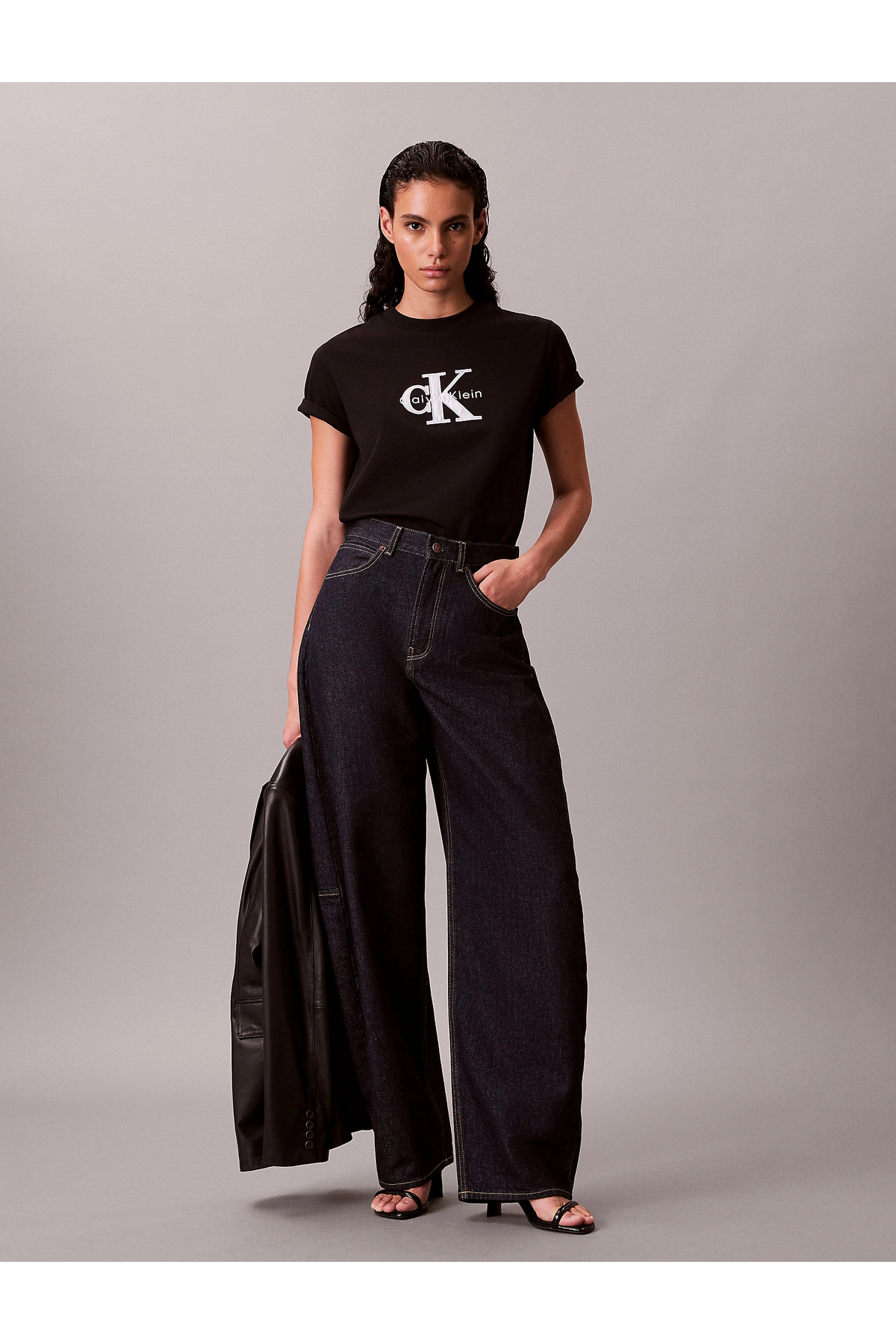 Calvin Klein Dámske čierne tričko s krátkym rukávom Classic Monologo Metallic...