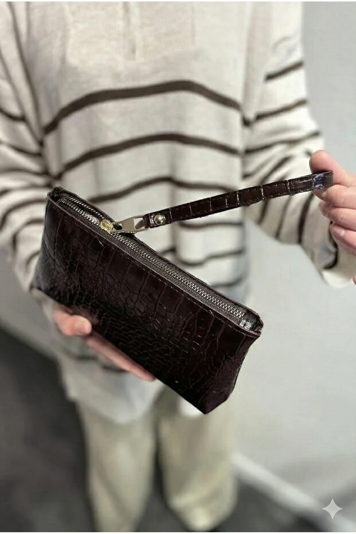 PurpleART Kadın Koyu Kahve Kroko Desenli Bilek Askılı Portföy & El Çantası - Şık Fermuarlı Clutch görsel 3