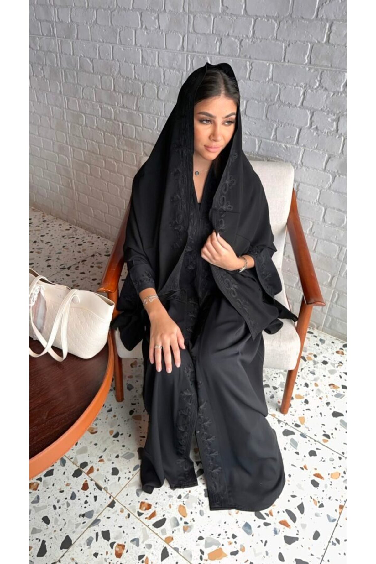 عباية ساترة عملية بتطريز اسود لأيام العيد والدوام