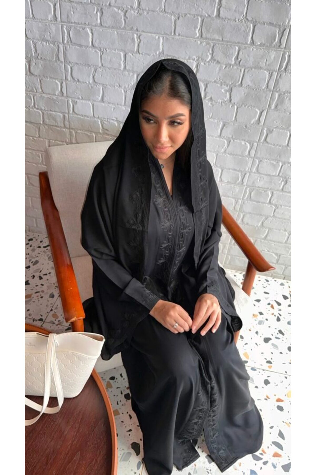 عباية ساترة عملية بتطريز اسود لأيام العيد والدوام