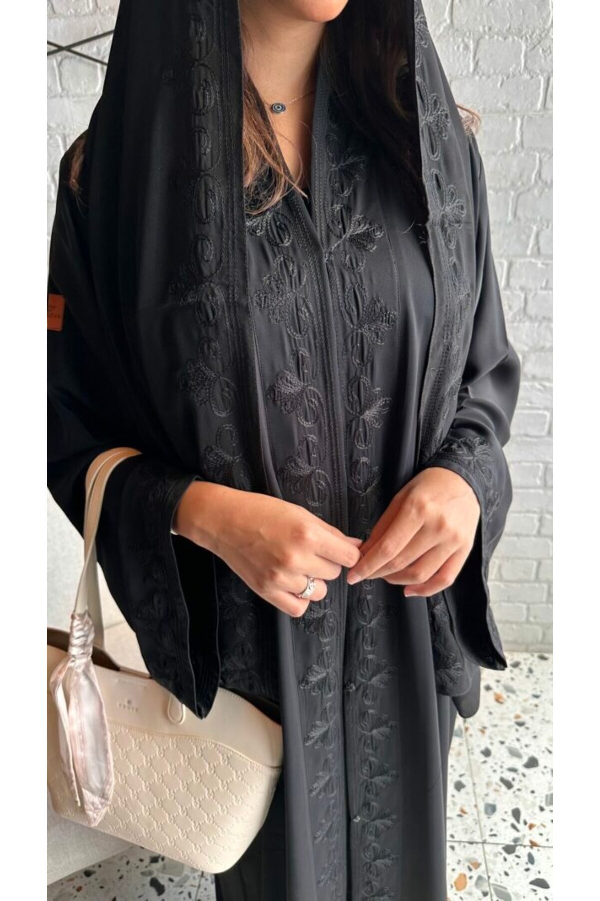 عباية ساترة عملية بتطريز اسود لأيام العيد والدوام