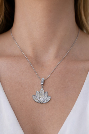 Suzi Shine Taşlı Lotus Çiçeği Çelik Kolye