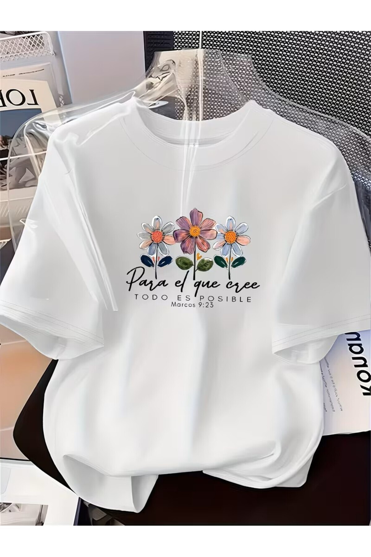 oneagılyazı  Kadınlar İçin Moda Çiçek Desenli ve İngilizce Harf Detaylı Kısa Kollu