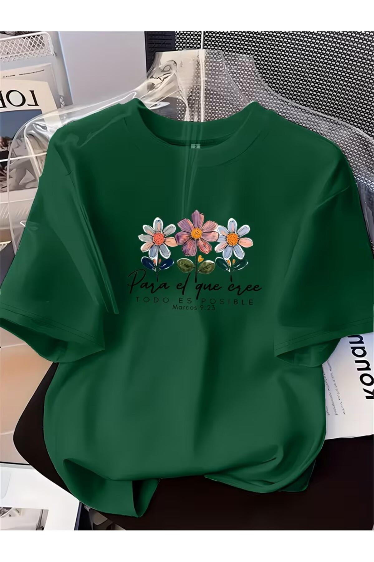 oneagılyazı  Kadınlar İçin Moda Çiçek Desenli ve İngilizce Harf Detaylı Kısa Kollu