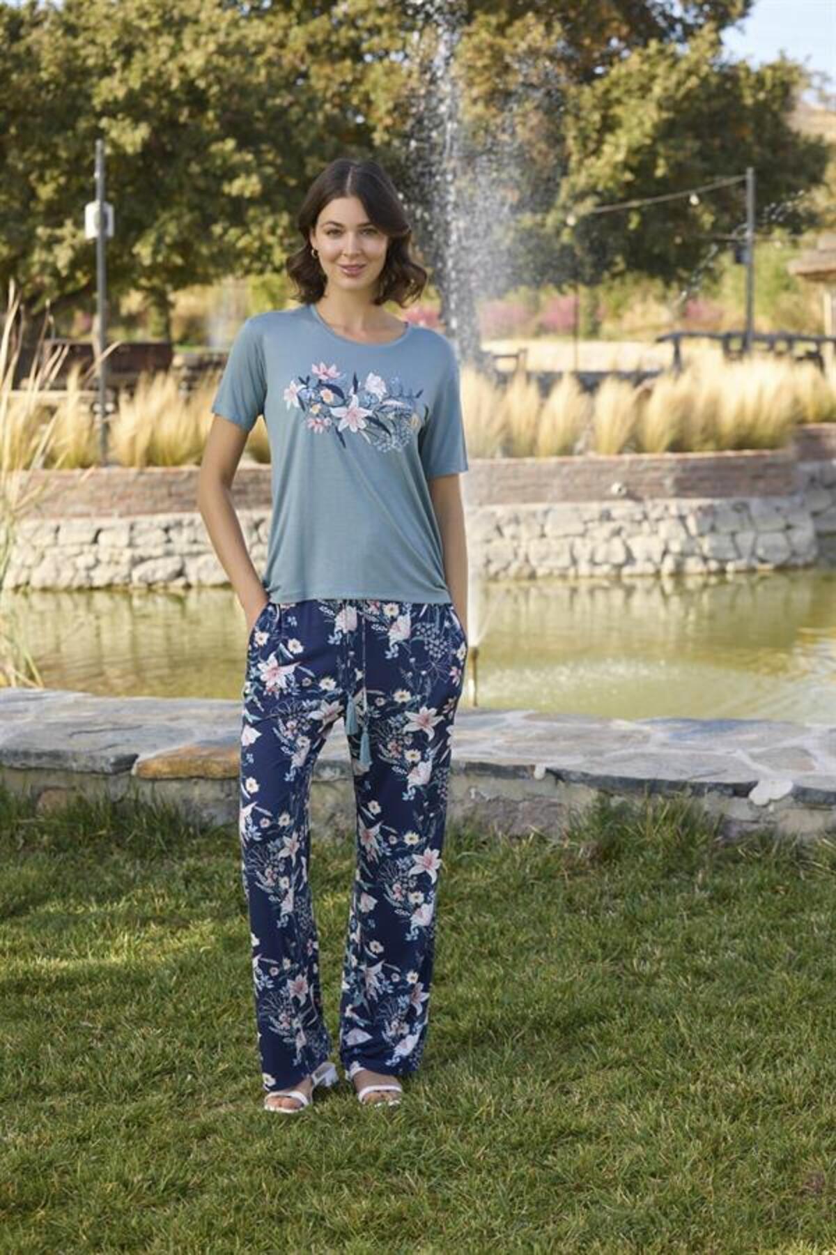 Aria's Closet Arias Closet Çiçek ve Yaprak Desenli ve Baskılı Pijama Takımı