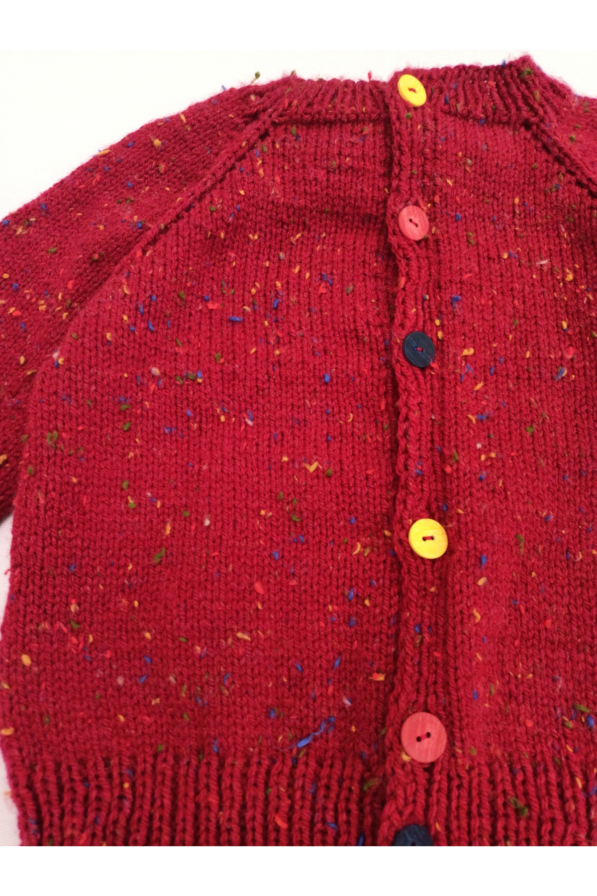 yaso shop El Örgüsü Düğmeli Bebek Hırkası 12–18 Ay Kırmızı ve Siyah fotoğrafı 4 (önizleme)