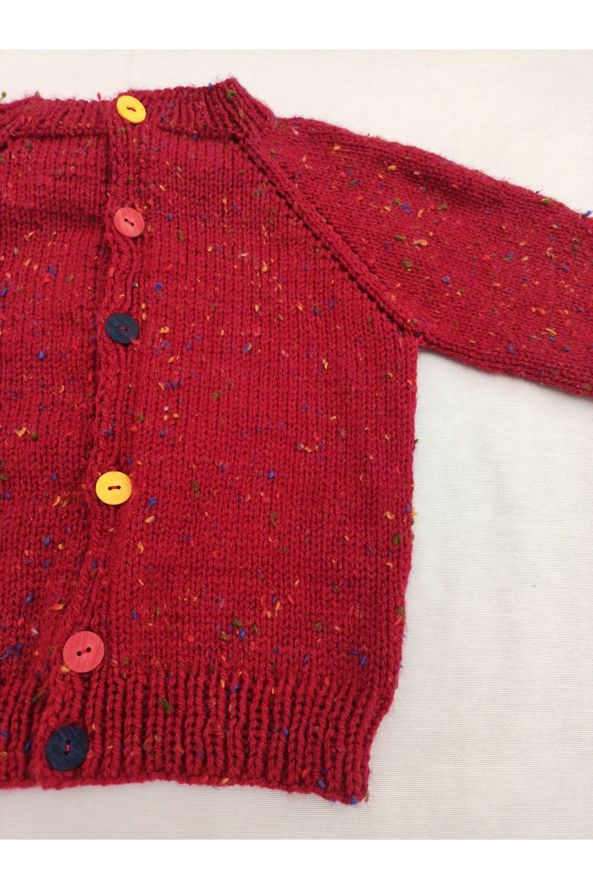 yaso shop El Örgüsü Düğmeli Bebek Hırkası 12–18 Ay Kırmızı ve Siyah fotoğrafı 3 (önizleme)