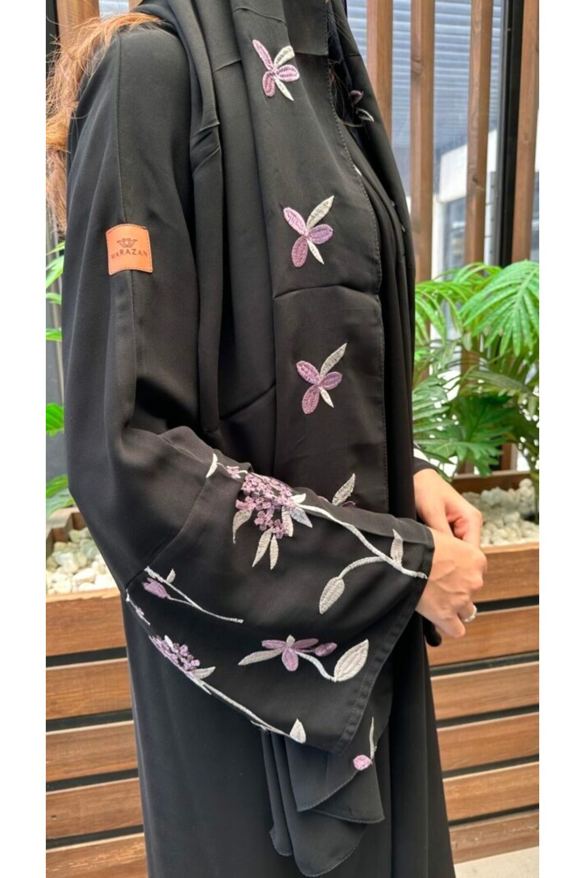 عباية كلوش كريب ملكي بكم مشجر