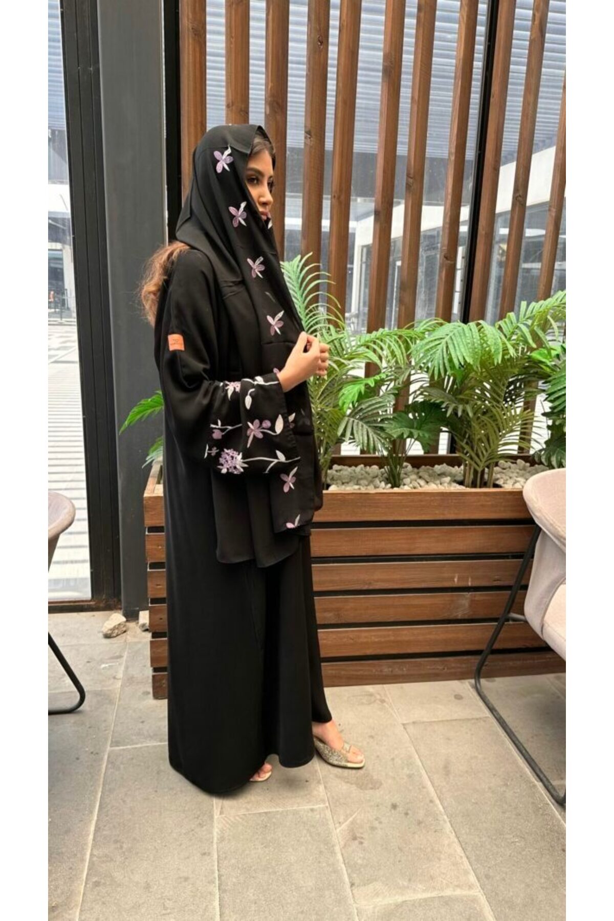 عباية كلوش كريب ملكي بكم مشجر