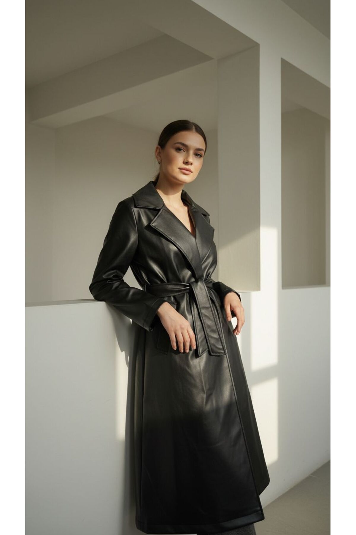 Moda Banuş Siyah Deri Kuşaklı Uzun Trençkot görsel 3