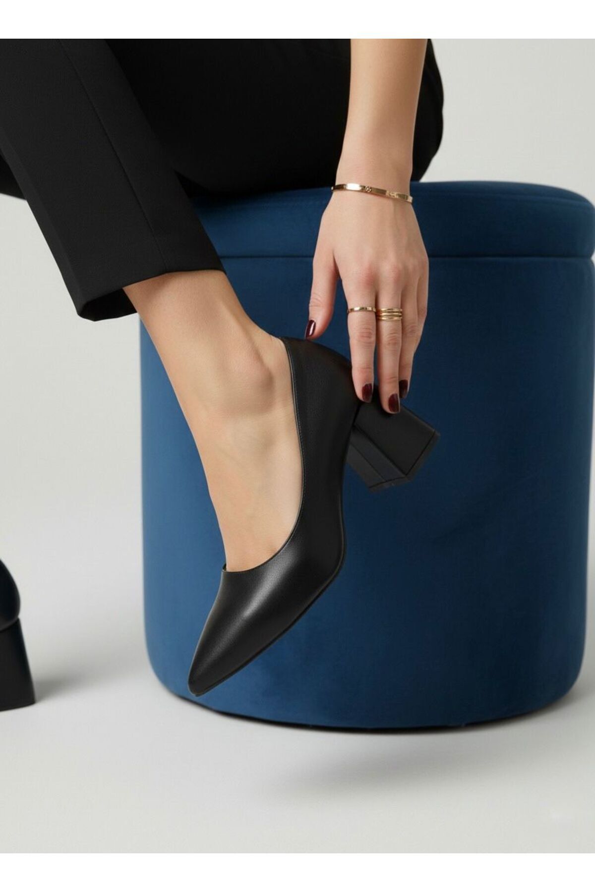 NOVELLAM SHOES  Kadın Siena Siyah Cilt Sivri Burun Blok Topuklu Klasik Ayakkabı - Görsel 2