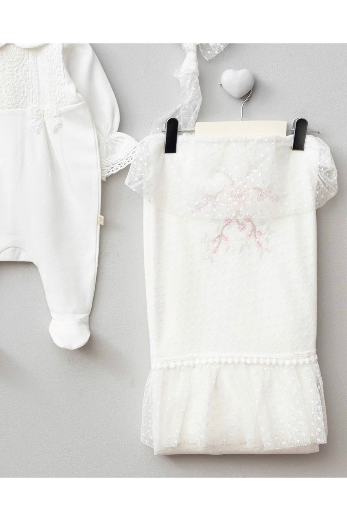 Mert Baby Angela 3'lü Şapkalı Dantel Detaylı Organik Hastane Çıkış Seti %100 Pamuk Yenidoğan Kız Bebek fotoğrafı 5 (önizleme)