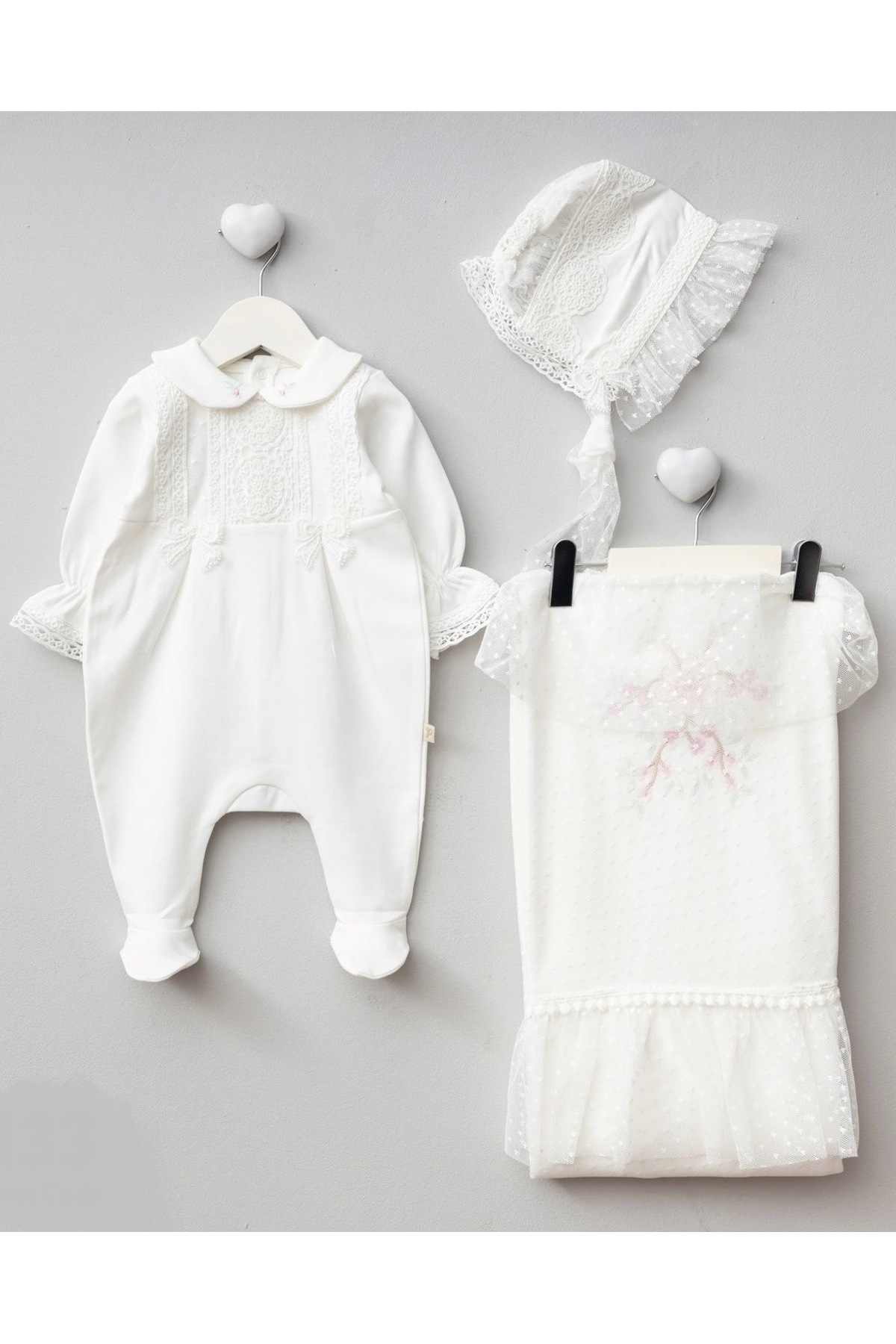 Mert Baby Angela 3'lü Şapkalı Dantel Detaylı Organik Hastane Çıkış Seti %100 Pamuk Yenidoğan Kız Bebek fotoğrafı 2 (önizleme)