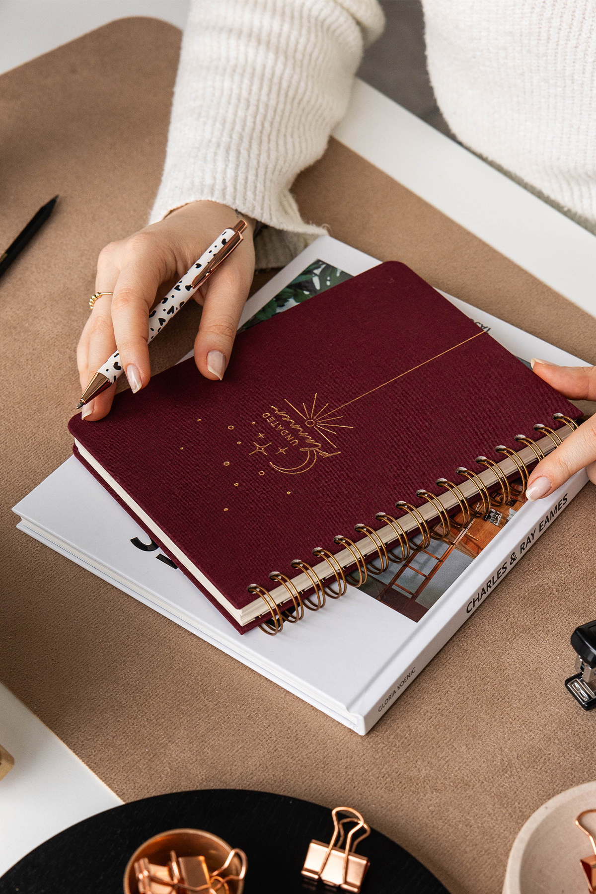 PAPERORA A5 Spiralli Keten Sert Kapak Süresiz Planlayıcı Ajanda | Haftalık ve Aylık Planlama – Bordo