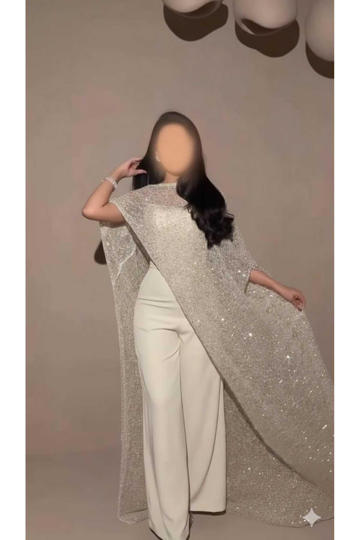 جمبسوت بيج أنيق يعلوه كيب طويل مطرز بالترتر اللامع الفاخر.