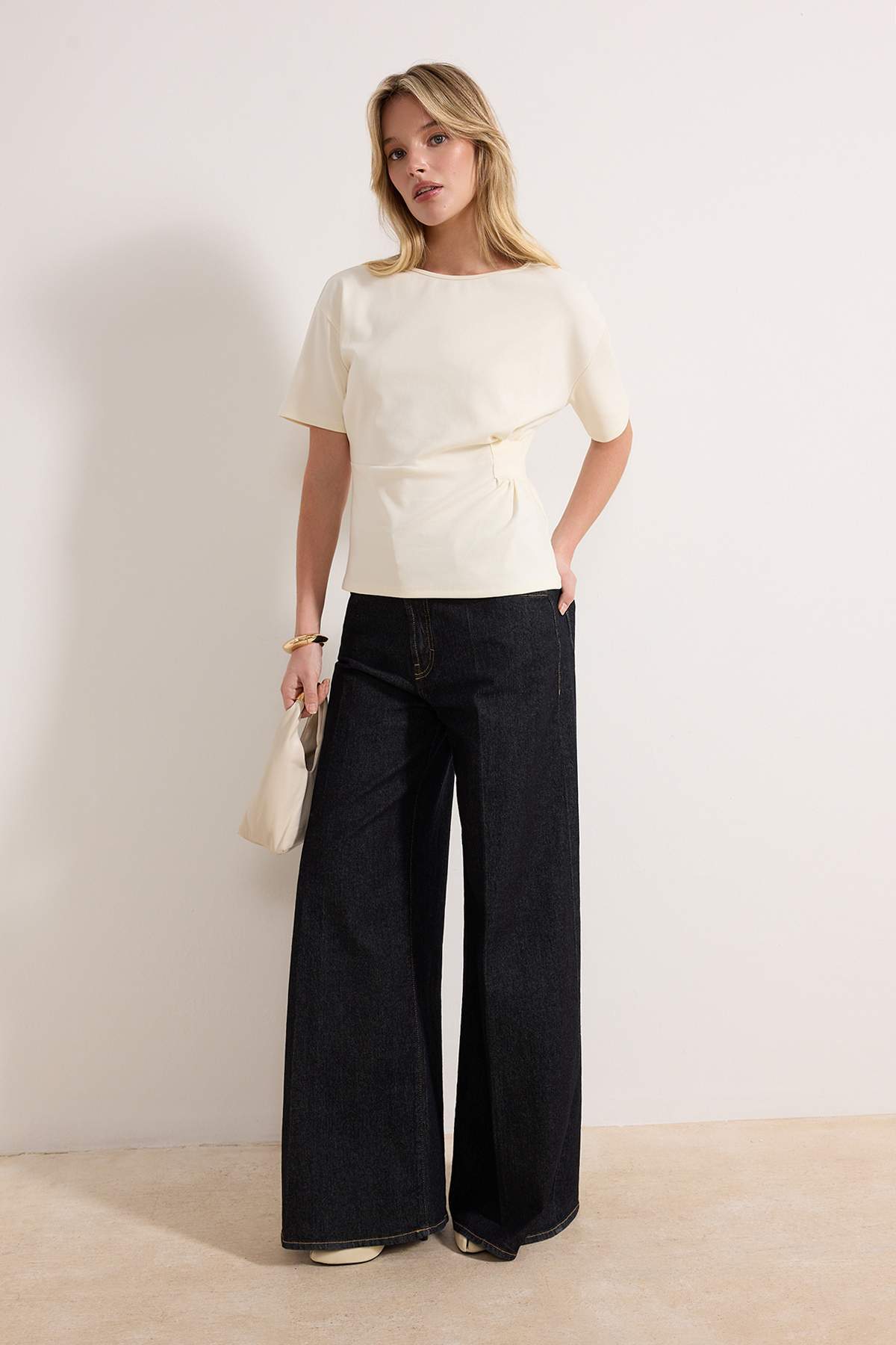 Trendyolmilla  Ekru Fitted/Vücuda Oturan Kayık Yaka Düşük Kol Kısa Kollu İnterlok Örme Bluz TWOSS26BZ00193 - Görsel 5