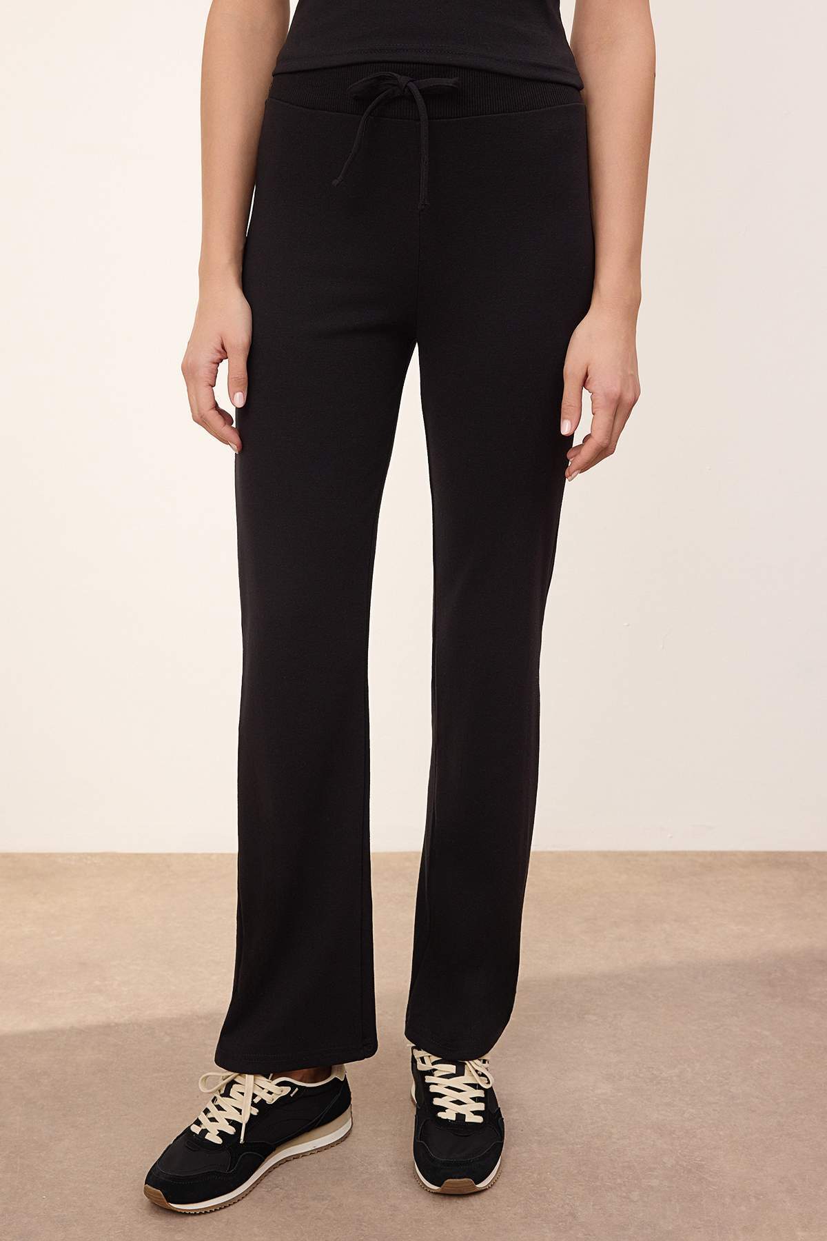 Trendyolmilla  Wardrobe Essentials-Siyah Fitted/Vücuda Oturan Kolsuz Örme Alt-Üst Takım TWOSS26AU00010 - Görsel 3