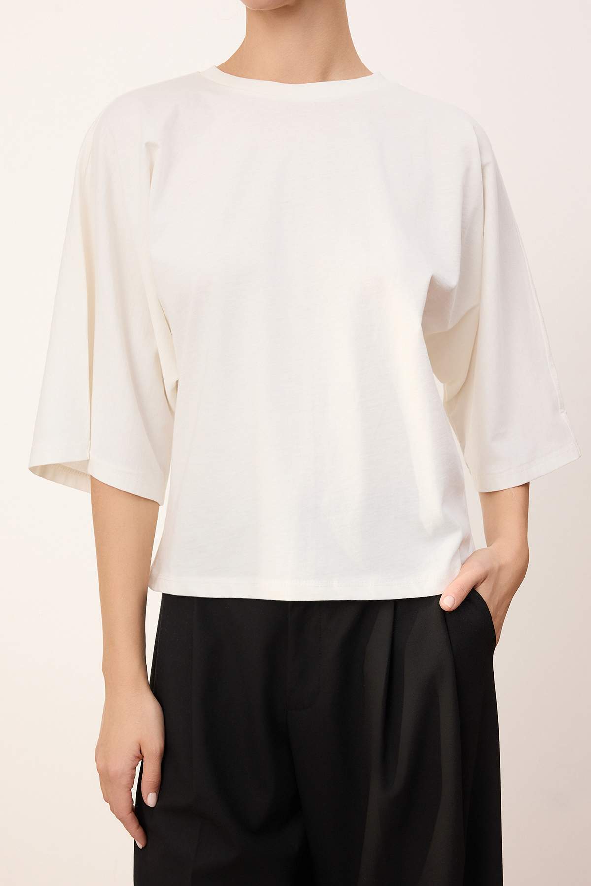 Trendyolmilla  Wardrobe Essentials-Ekru Geniş Kalıp Yarasa Kol %100 Pamuk Örme T-Shirt TWOSS26TS00047 - Görsel 3