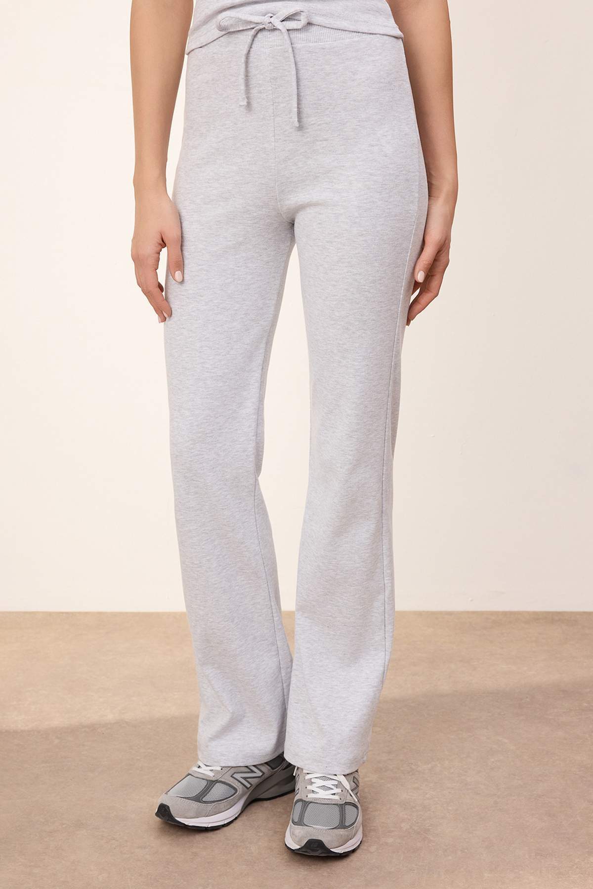 Trendyolmilla  Wardrobe Essentials-Gri Melanj Fitted/Vücuda Oturan İspanyol Paça Örme Alt-Üst Takım TWOSS26AU00010 - Görsel 3