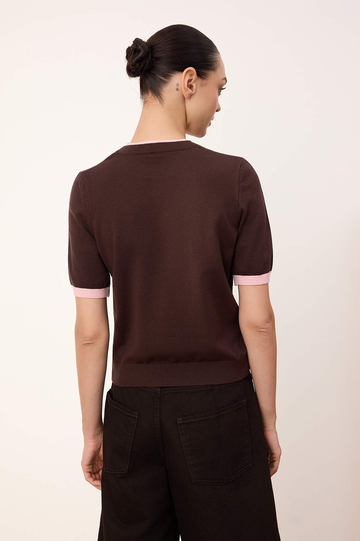 Trendyolmilla  Wardrobe Essentials Kahverengi Premium İplik Renk Bloklu Bisiklet Yaka Triko Bluz TWOSS26BZ00133 - Görsel 4