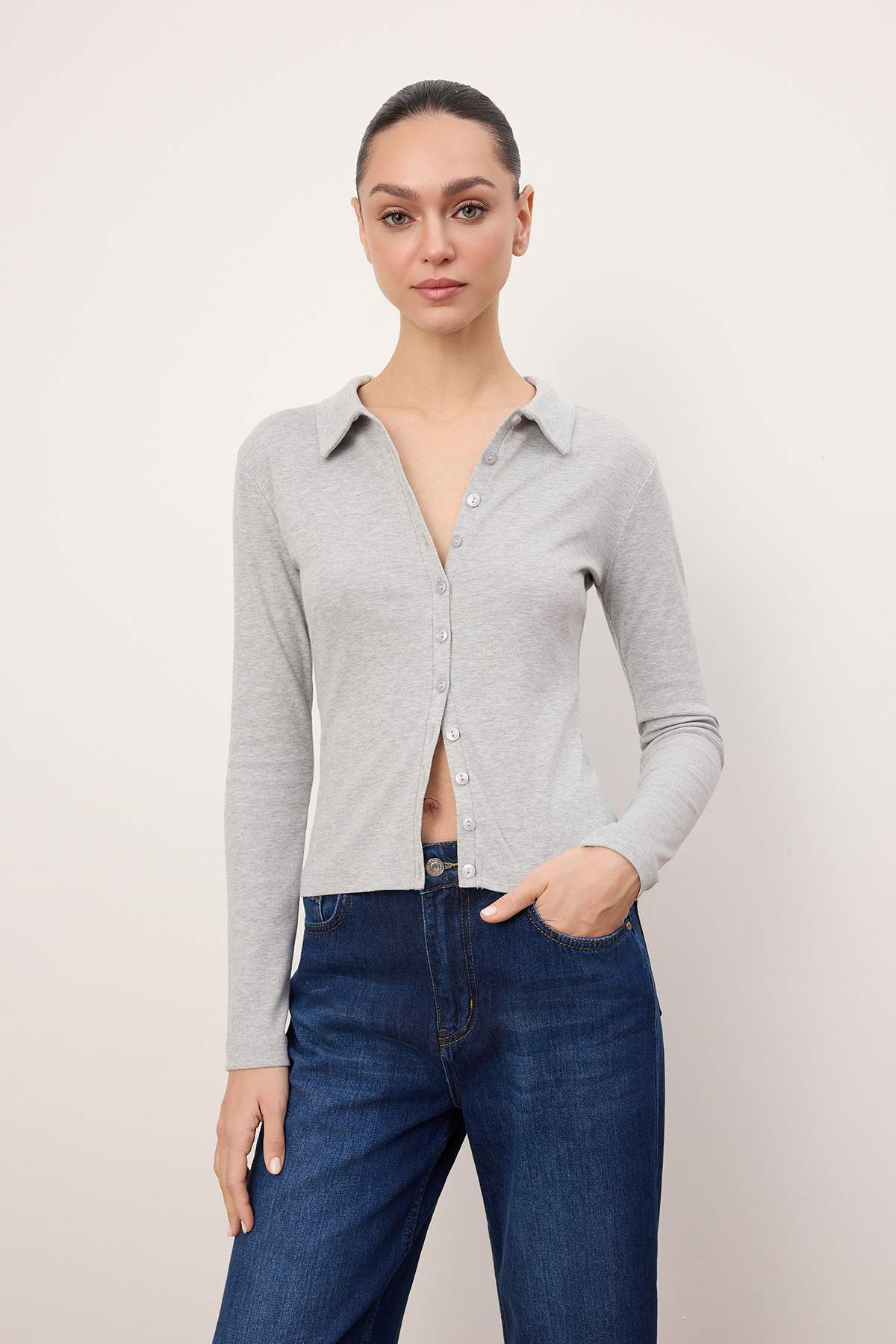 Trendyolmilla  Wardrobe Essentials-Gri Melanj Fitted/Vücuda Oturan Polo Yaka Örme Bluz TWOSS26BZ00066 - Görsel 2