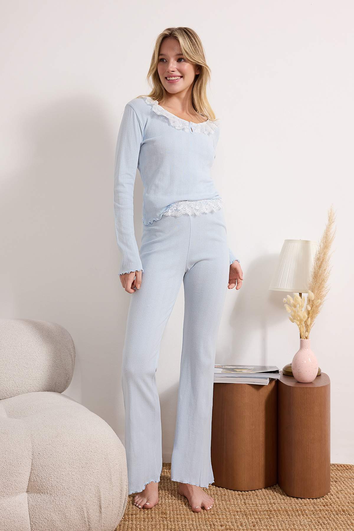 Trendyol Collection Hellblaues Pyjama-Set aus 100 % Baumwolle mit Spitzendeta...