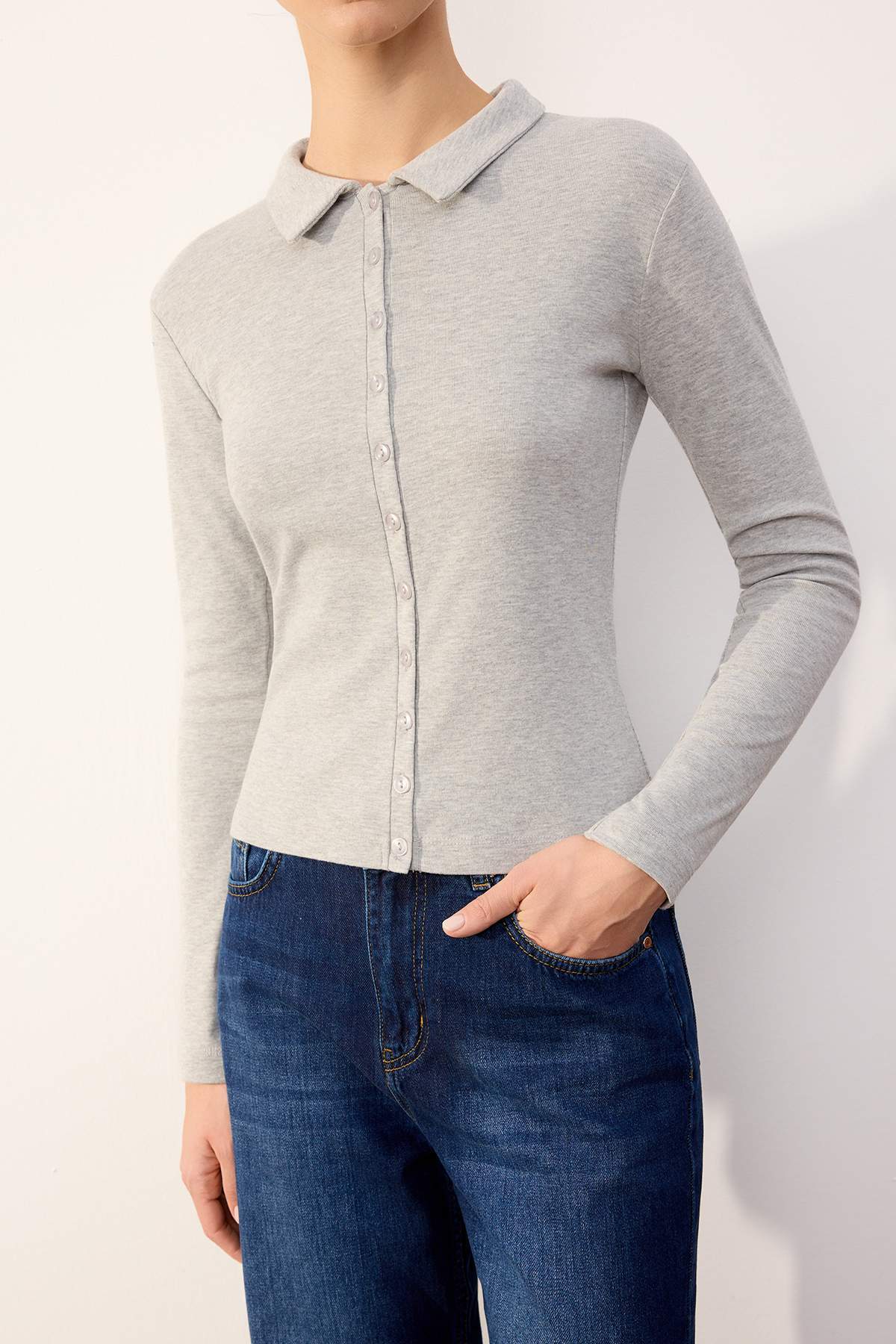 Trendyolmilla  Wardrobe Essentials-Gri Melanj Fitted/Vücuda Oturan Polo Yaka Örme Bluz TWOSS26BZ00066 - Görsel 3