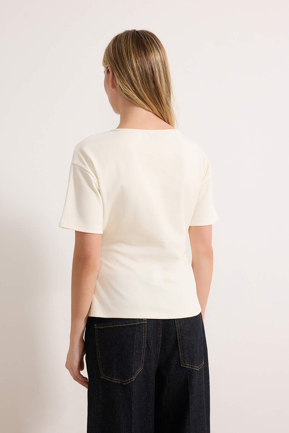 Trendyolmilla  Ekru Fitted/Vücuda Oturan Kayık Yaka Düşük Kol Kısa Kollu İnterlok Örme Bluz TWOSS26BZ00193 - Görsel 7