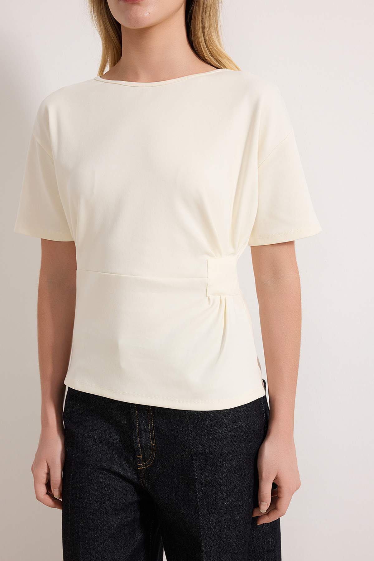 Trendyolmilla  Ekru Fitted/Vücuda Oturan Kayık Yaka Düşük Kol Kısa Kollu İnterlok Örme Bluz TWOSS26BZ00193 - Görsel 6