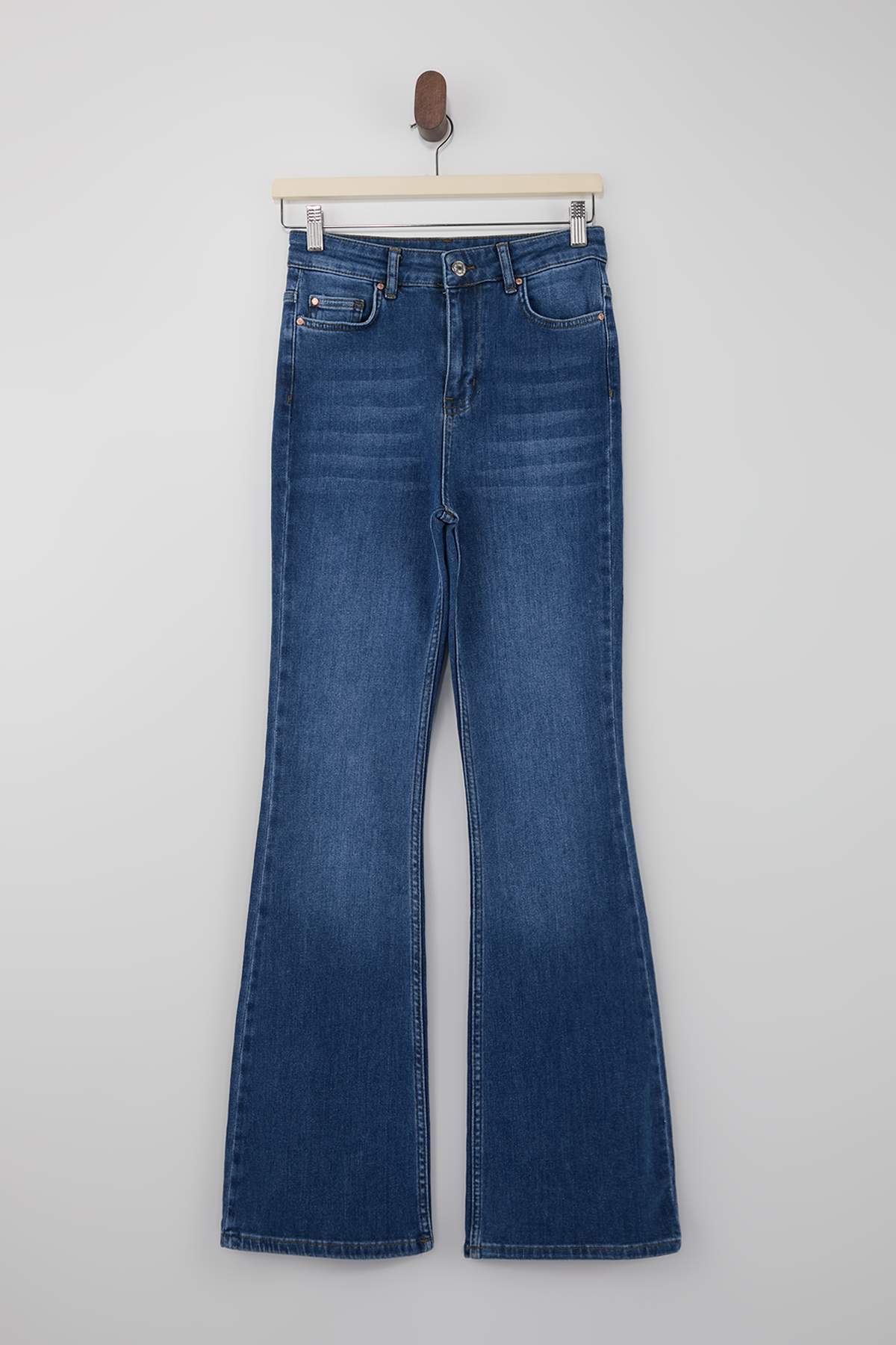 Trendyolmilla  Trendyolmilla Wardrope Essentials Koyu Mavi DÖKÜMLÜ Yüksek Bel Orta Esnek Flare Jeans TWOSS26JE00106 - Görsel 9