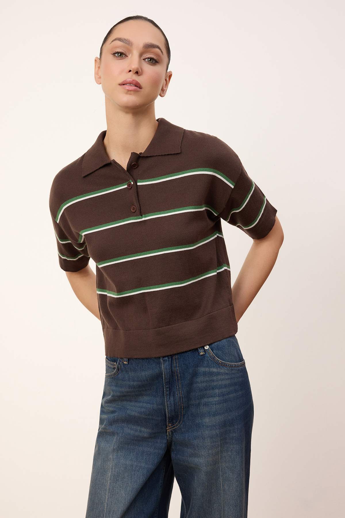 Trendyolmilla  Kahverengi Wardrobe Essentials Yazlık İplik Çizgili Polo Yaka Triko Bluz TWOSS26BZ00127