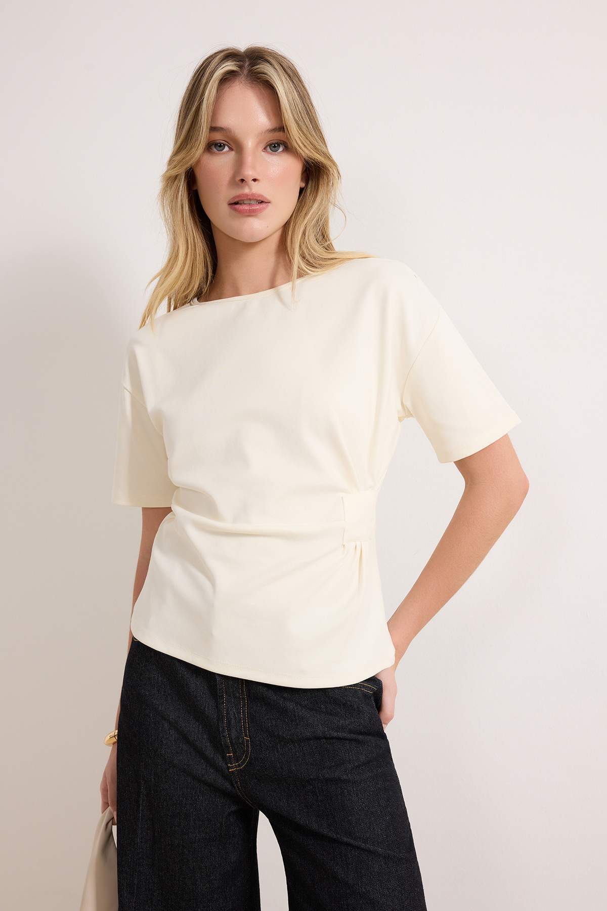 Trendyolmilla  Ekru Fitted/Vücuda Oturan Kayık Yaka Düşük Kol Kısa Kollu İnterlok Örme Bluz TWOSS26BZ00193 - Görsel 4