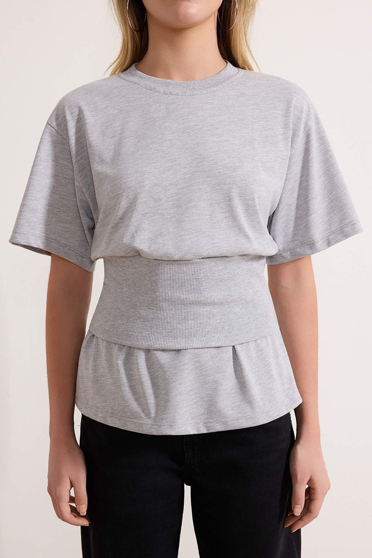 Trendyolmilla  Gri Melanj Fitted/Vücuda Oturan Düşük Kol Kısa Kollu Tok %100 Pamuk Örme T-Shirt TWOSS26TS00046 - Görsel 3