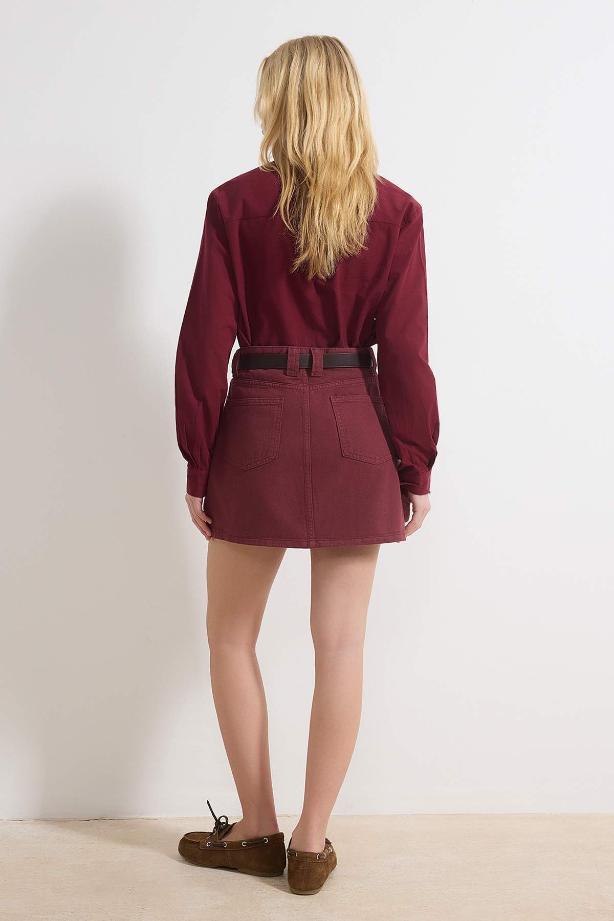Trendyolmilla  Bordo Kemer Detaylı Mini %100 Pamuk Denim Etek TWOSS26ET00005 - Görsel 5
