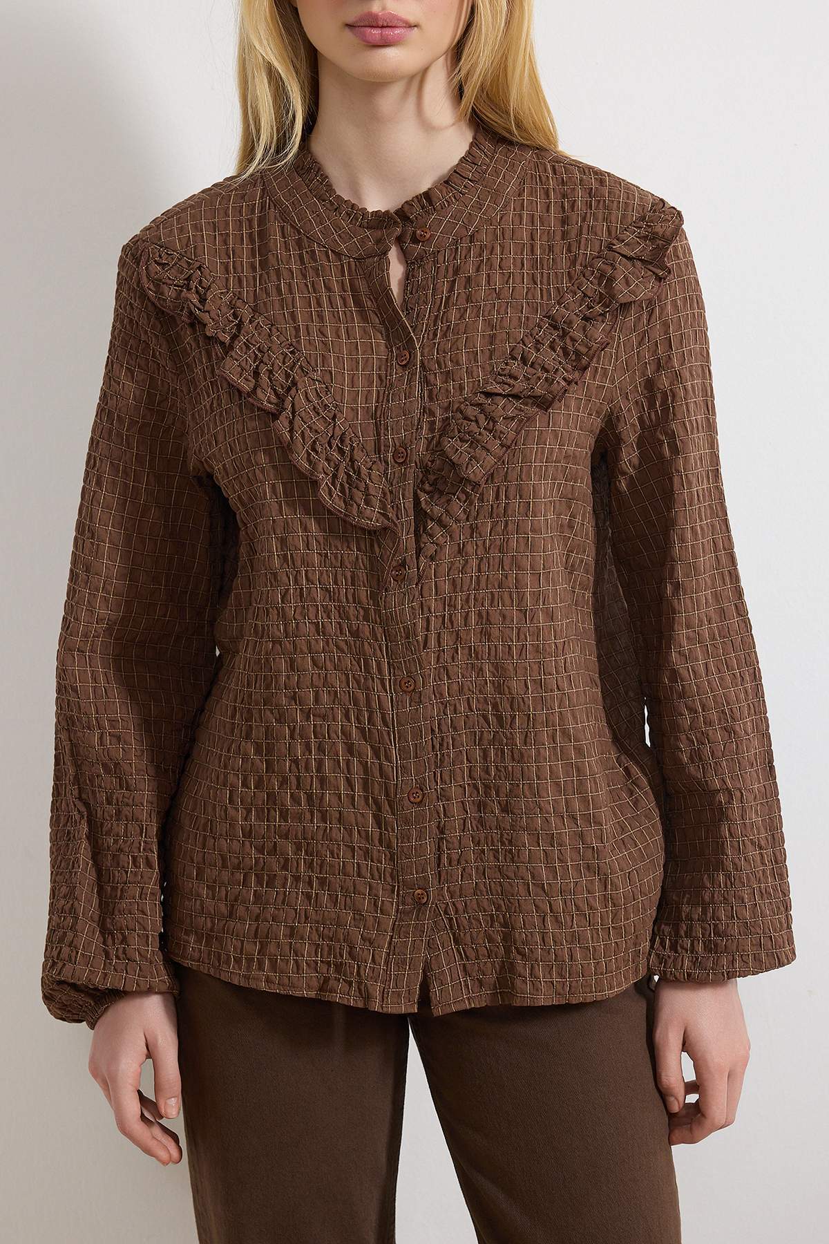 Trendyolmilla  Kahverengi Dokulu Fırfırlı Bohem Gömlek TWOSS26GO00037 - Görsel 3