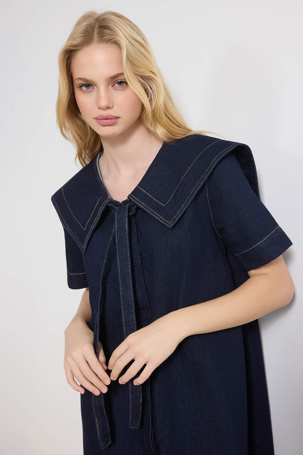 Trendyolmilla  Mavi Bebe Yaka Detaylı %100 Pamuk Mini Denim Elbise TWOSS26EL00041 - Görsel 2