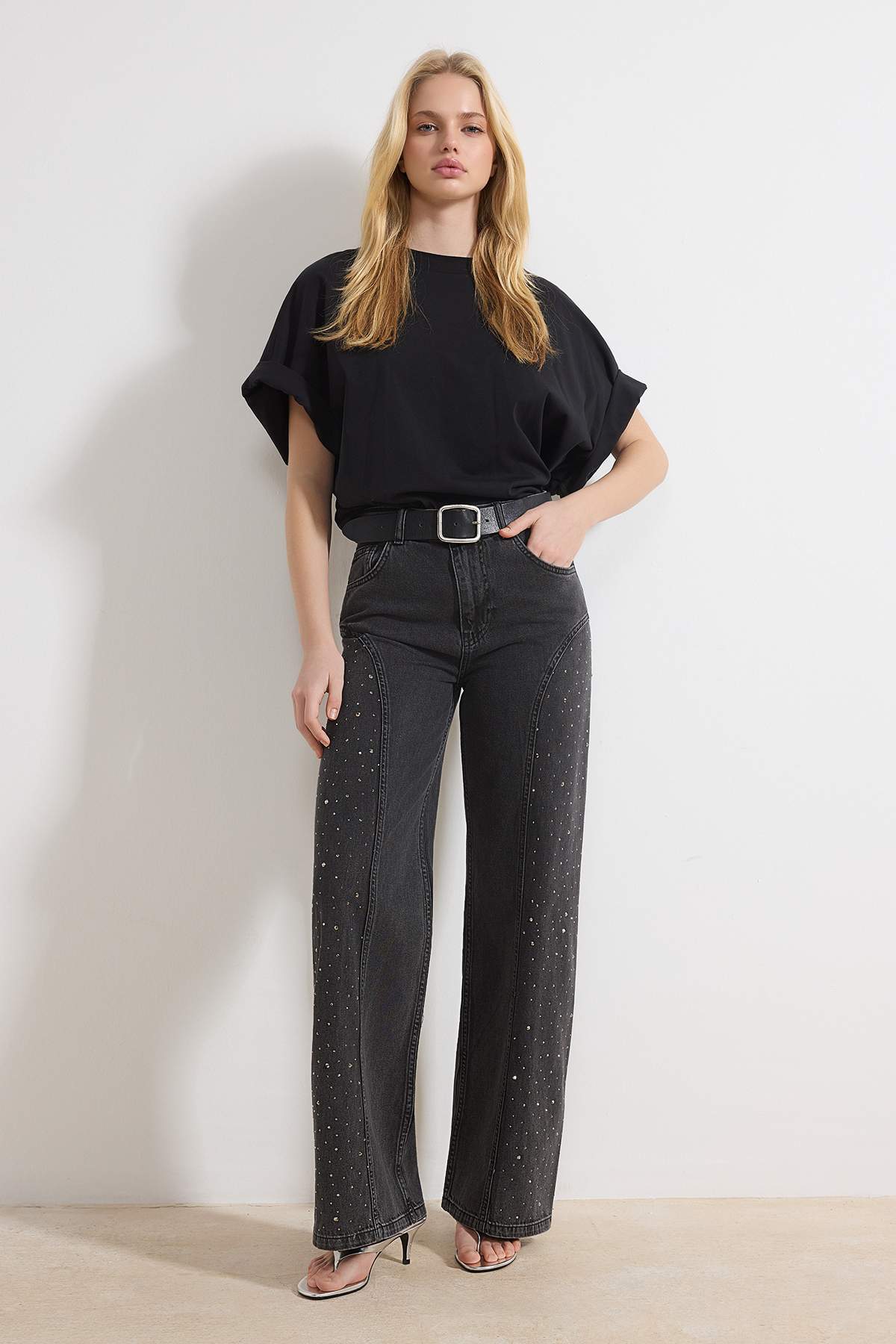 Trendyolmilla  Siyah DÖKÜMLÜ Taşlı Dikiş Detaylı Yüksek Bel %100 Pamuk Wide Leg Jeans TWOSS26JE00079 - Görsel 2