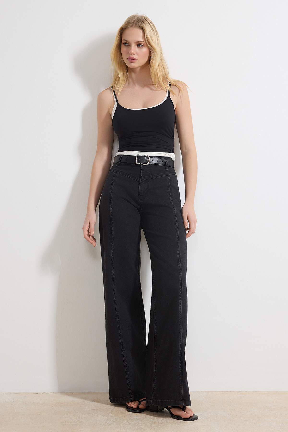 Trendyol Collection Czarne jeansy z wysokim stanem, szwem i bardzo elastyczny...