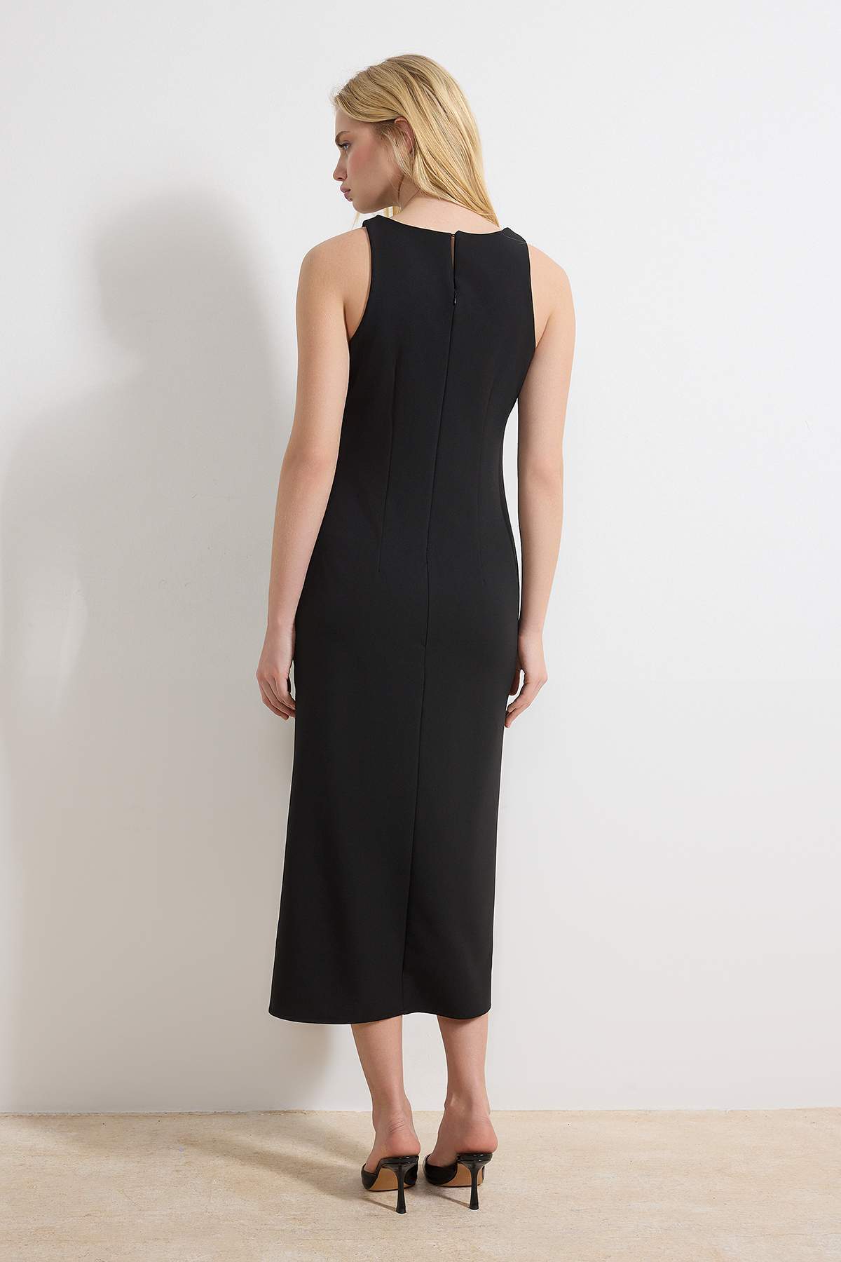 Trendyolmilla  Siyah Düğme Detaylı Midi Dokuma Elbise TWOSS26EL00083 - Görsel 4