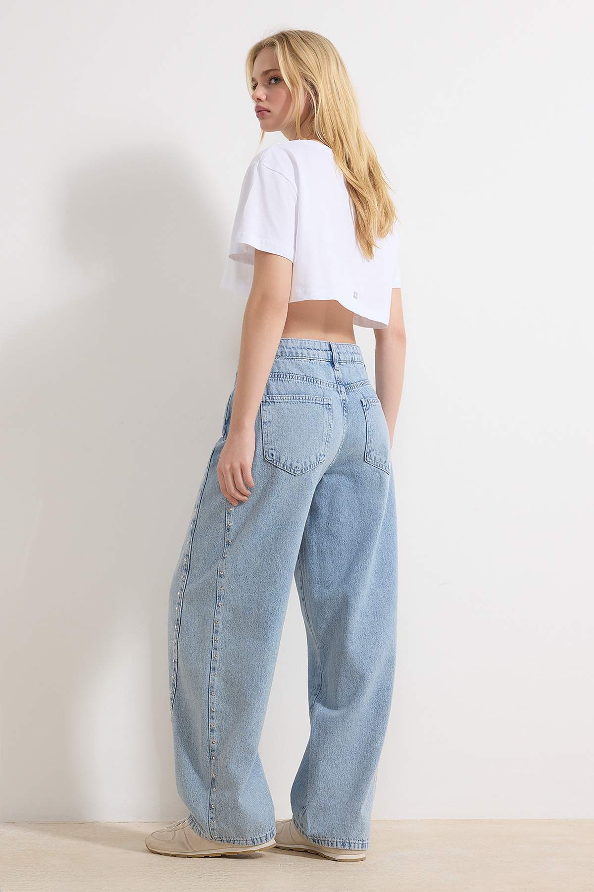 Trendyolmilla  Açık Mavi DÖKÜMLÜ Trok Detaylı Yüksek Bel %100 Pamuk Baggy Jeans TWOSS26JE00066 - Görsel 4